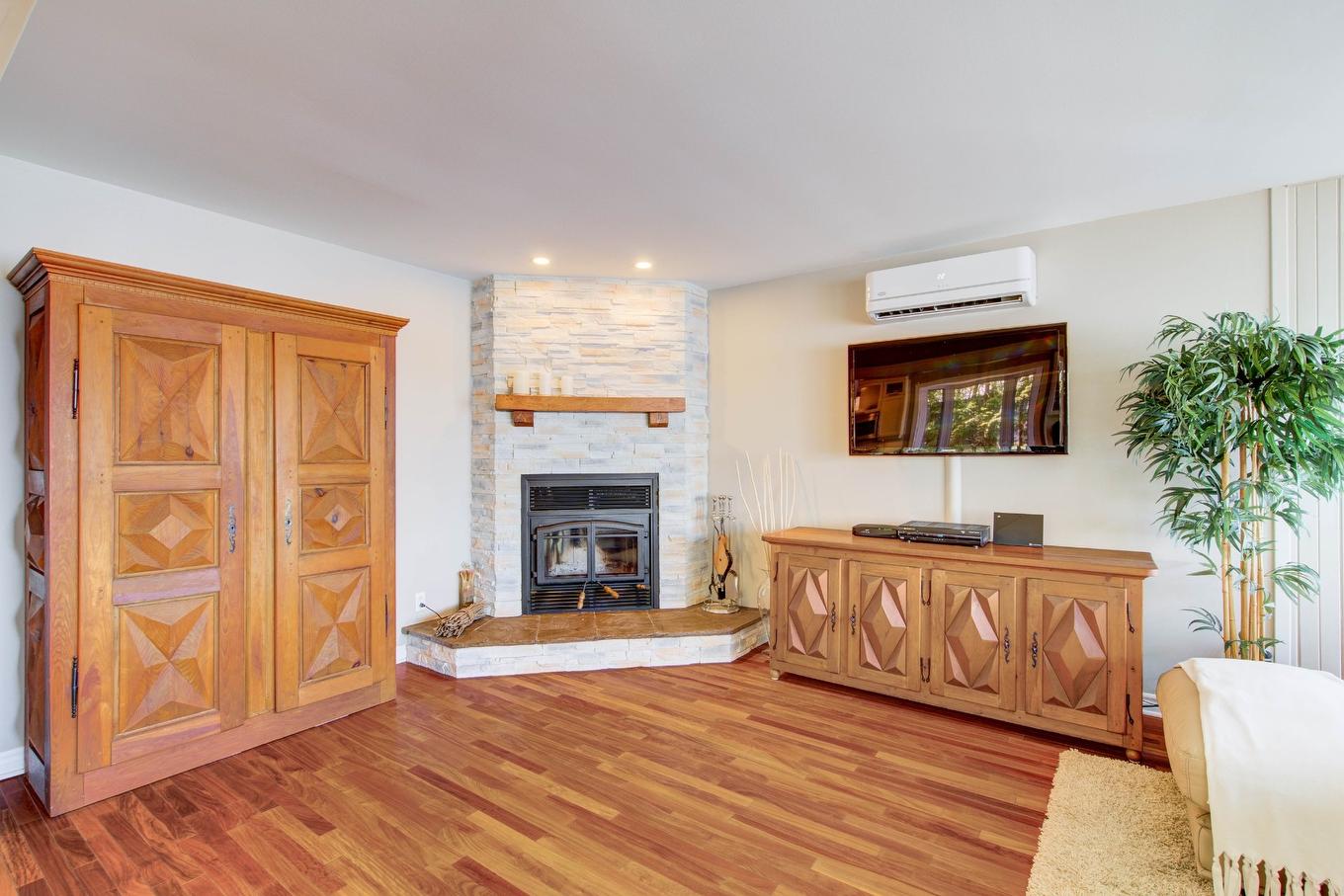 Salle à manger - 305 Ch. Poirier, Rigaud, QC - Indoor Photo Showing Living Room With Fireplace