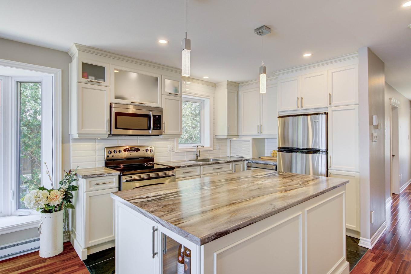 Cuisine - 305 Ch. Poirier, Rigaud, QC - Indoor Photo Showing Kitchen With Upgraded Kitchen