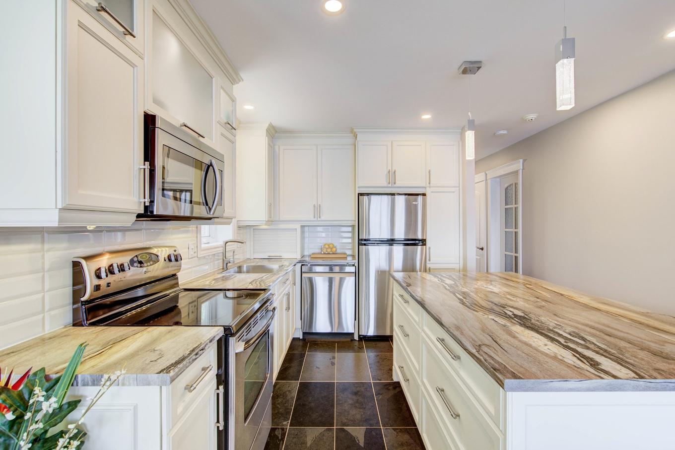 Cuisine - 305 Ch. Poirier, Rigaud, QC - Indoor Photo Showing Kitchen With Upgraded Kitchen