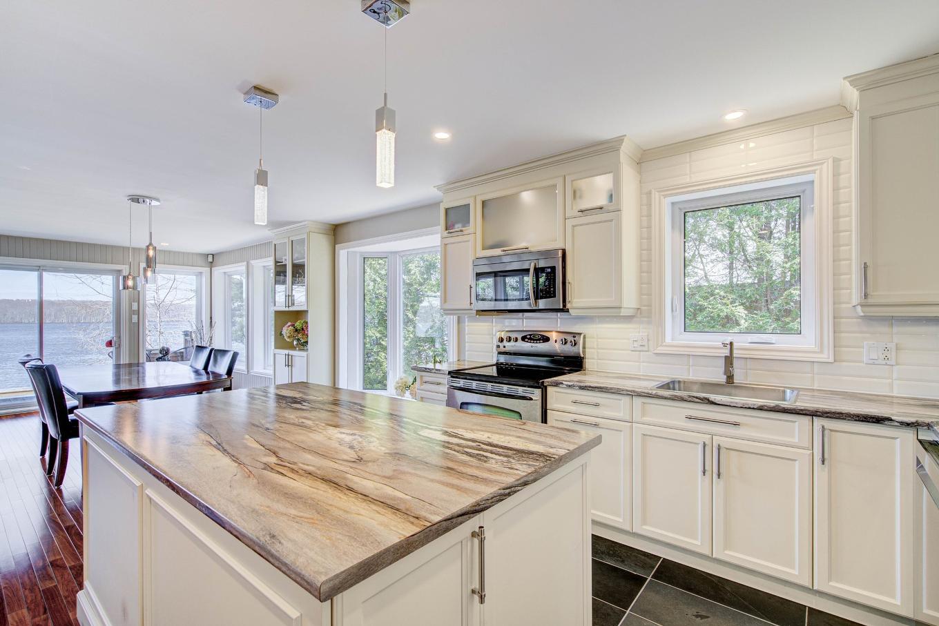 Cuisine - 305 Ch. Poirier, Rigaud, QC - Indoor Photo Showing Kitchen With Upgraded Kitchen