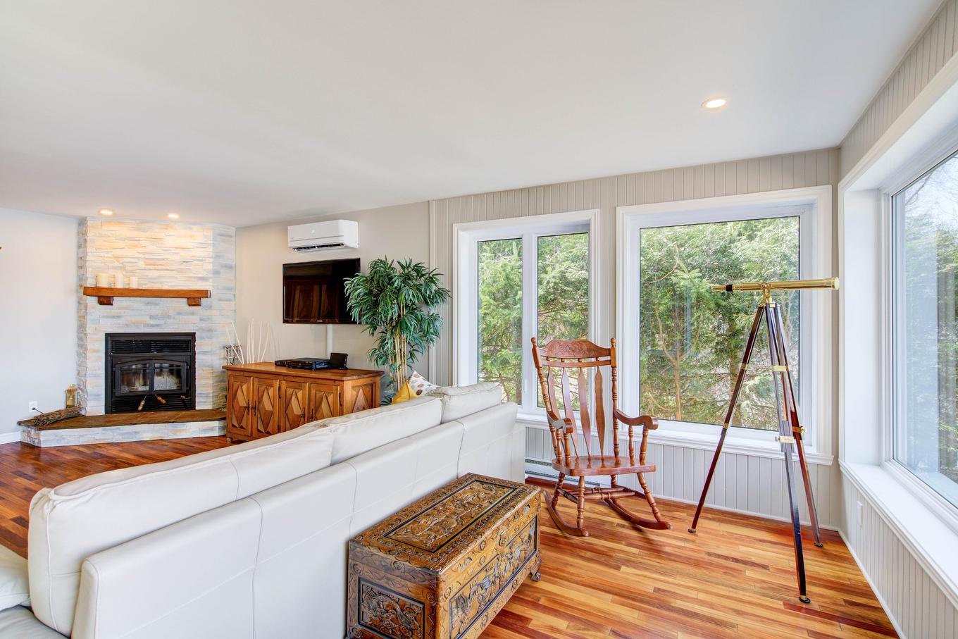 Salle à manger - 305 Ch. Poirier, Rigaud, QC - Indoor Photo Showing Living Room With Fireplace