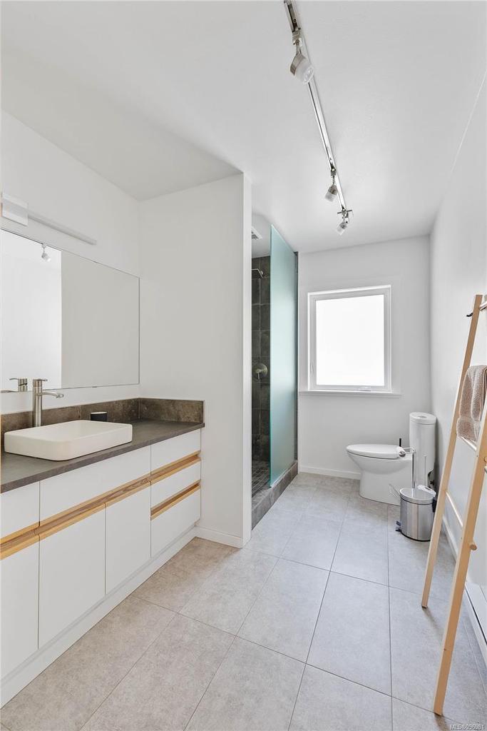 260 Old Divide Rd, Salt Spring, BC