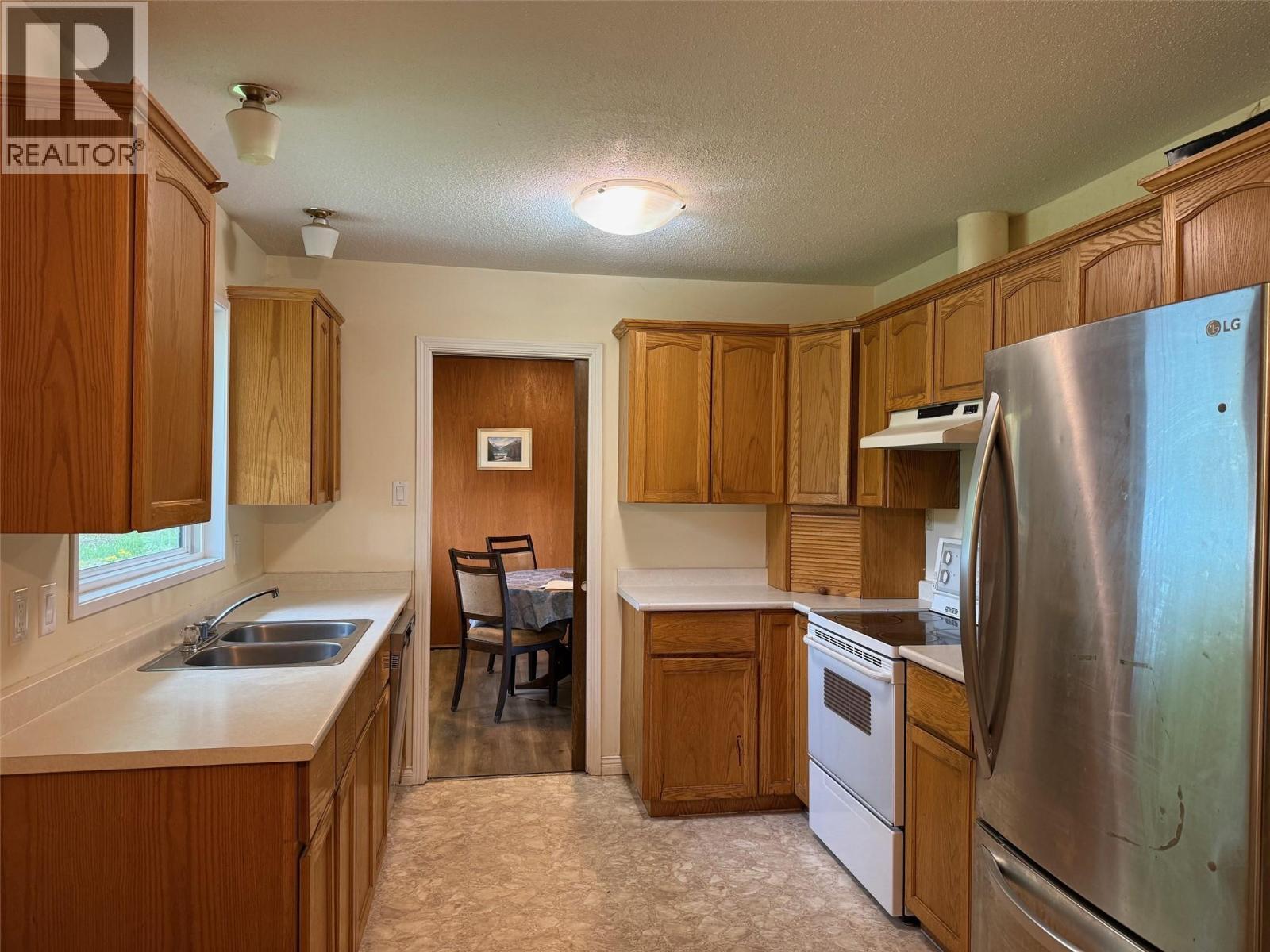121 Brookfield Road, Clearwater, BC - Indoor Photo Showing Kitchen With Double Sink