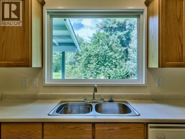 121 Brookfield Road, Clearwater, BC - Indoor Photo Showing Kitchen With Double Sink