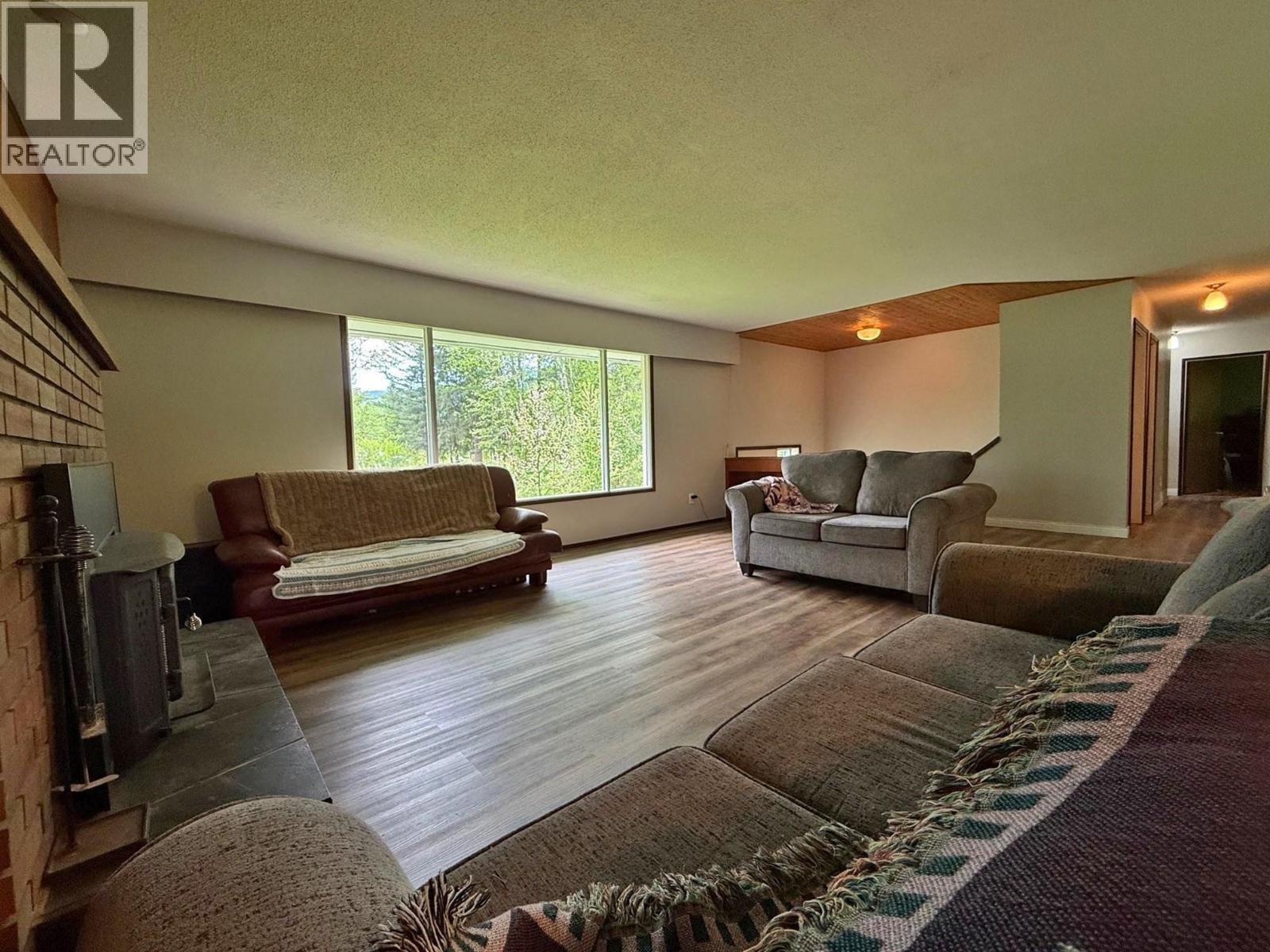121 Brookfield Road, Clearwater, BC - Indoor Photo Showing Living Room