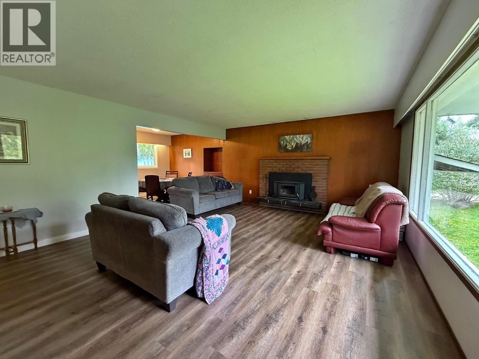 121 Brookfield Road, Clearwater, BC - Indoor Photo Showing Living Room With Fireplace