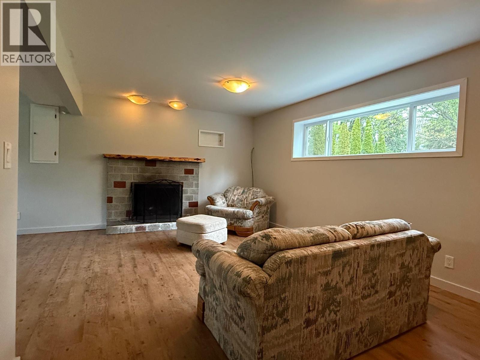 121 Brookfield Road, Clearwater, BC - Indoor Photo Showing Living Room With Fireplace
