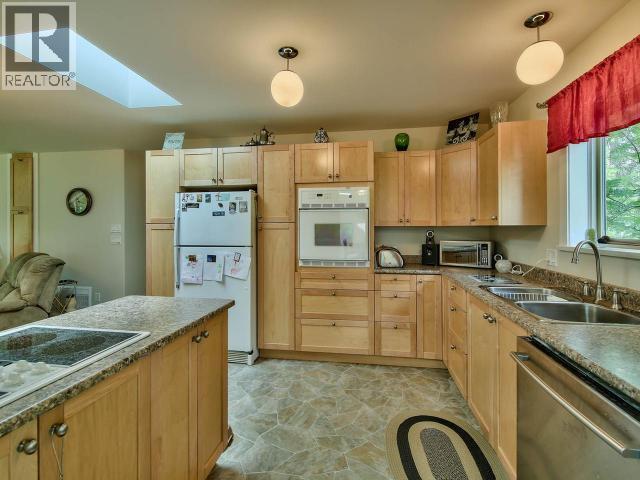 121 Brookfield Road, Clearwater, BC - Indoor Photo Showing Kitchen With Double Sink