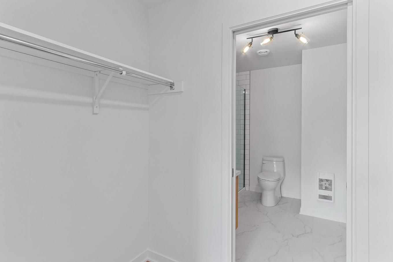 Walk-in closet - 235 Rue De La Barrière, Salaberry-De-Valleyfield, QC - Indoor Photo Showing Bathroom