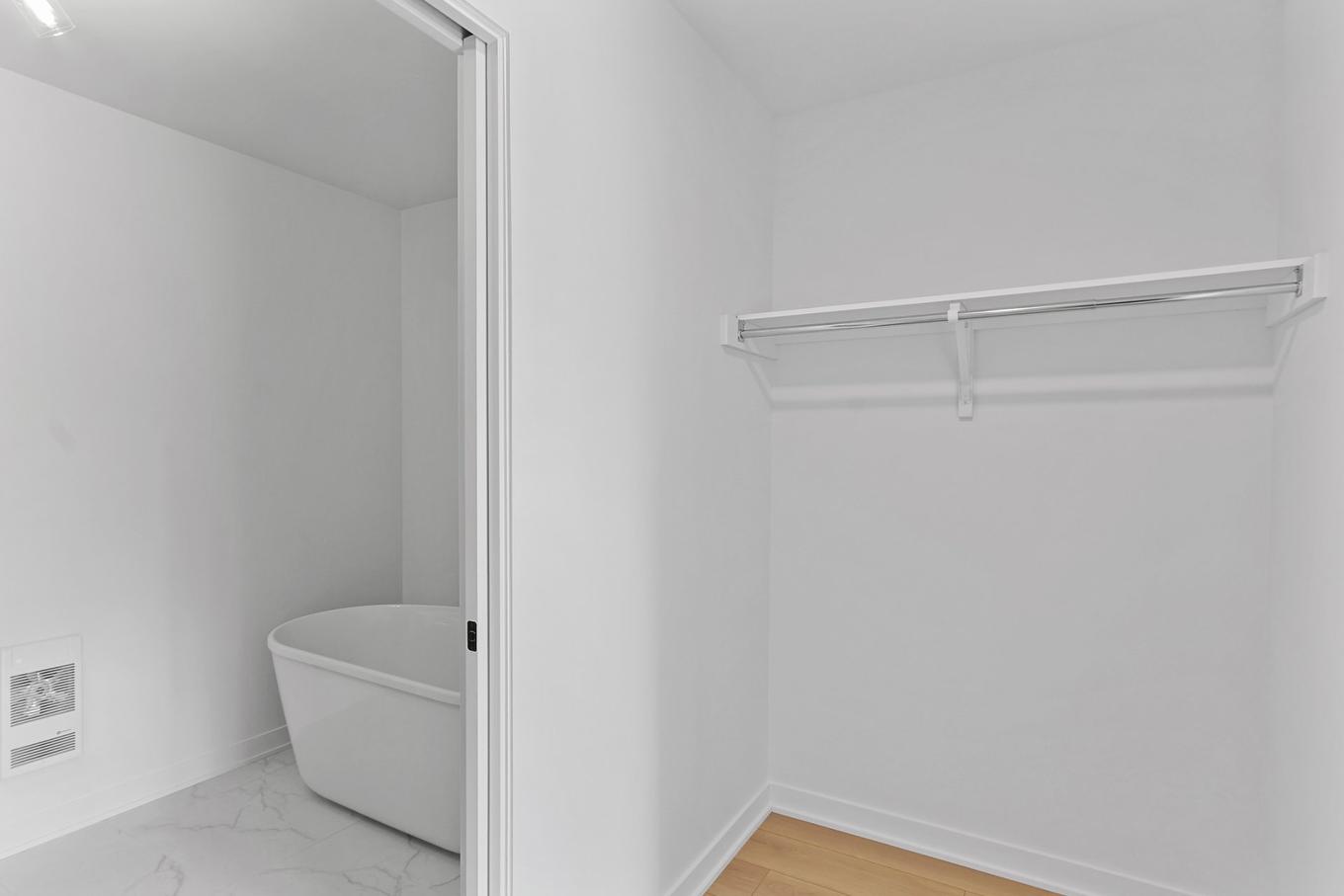 Walk-in closet - 235 Rue De La Barrière, Salaberry-De-Valleyfield, QC - Indoor