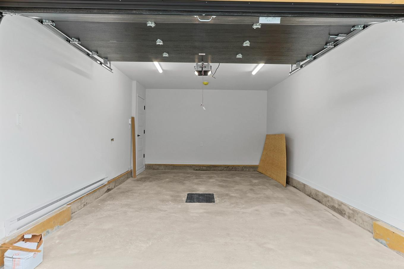 Garage - 251 Rue De La Barrière, Salaberry-De-Valleyfield, QC - Indoor Photo Showing Garage