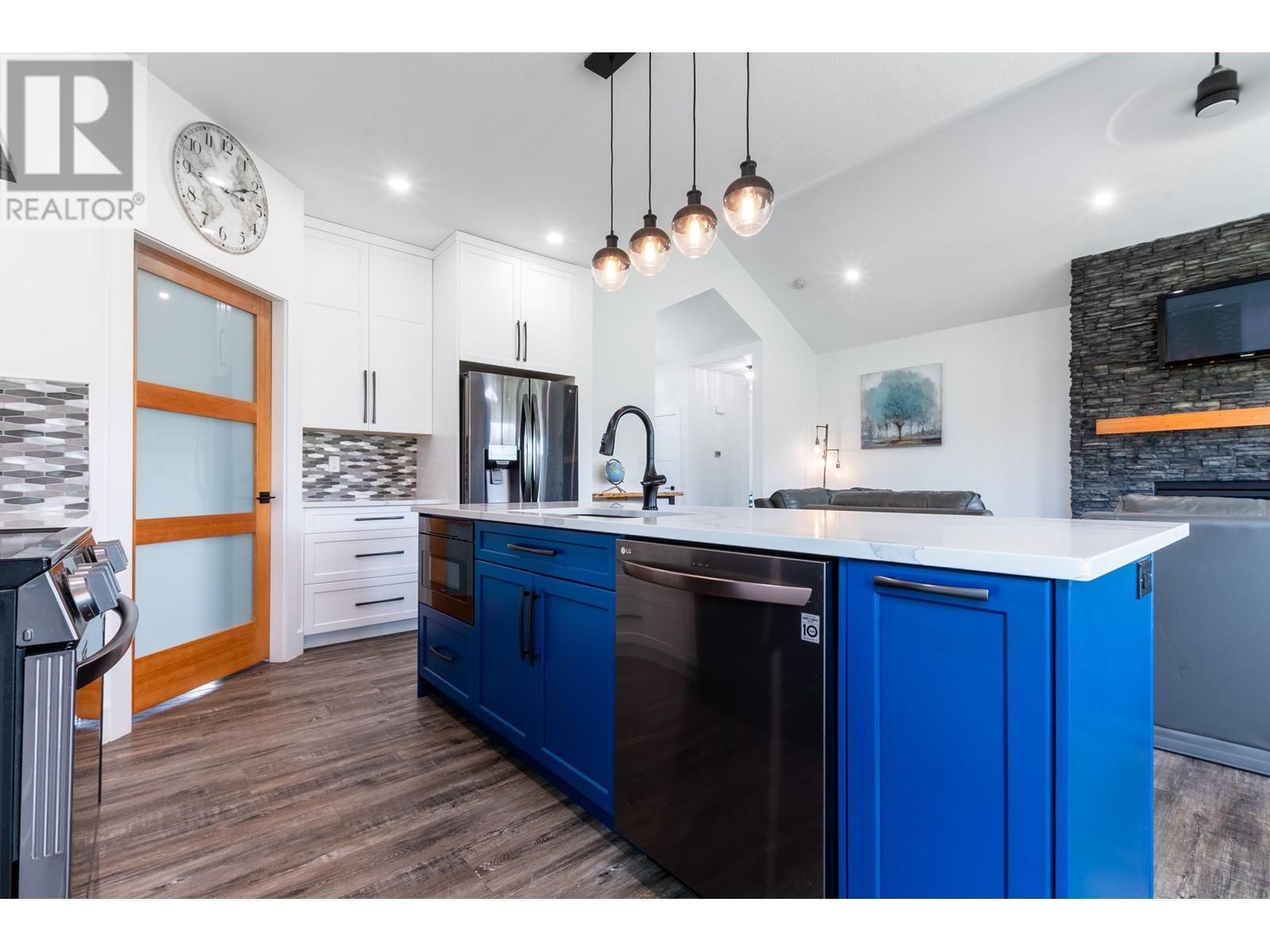 7400 Taborview Drive, Prince George, BC - Indoor Photo Showing Kitchen With Upgraded Kitchen