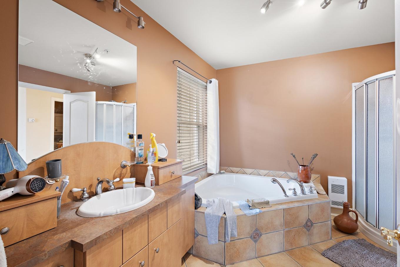 Bathroom - 201-35 Rue Du Quai, Magog, QC - Indoor Photo Showing Bathroom