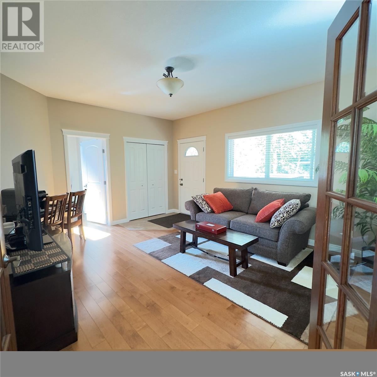 82 Estates Drive, Elk Ridge, SK - Indoor Photo Showing Living Room