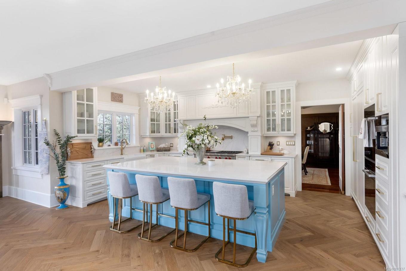 1708 Woodsend Dr, Saanich, BC