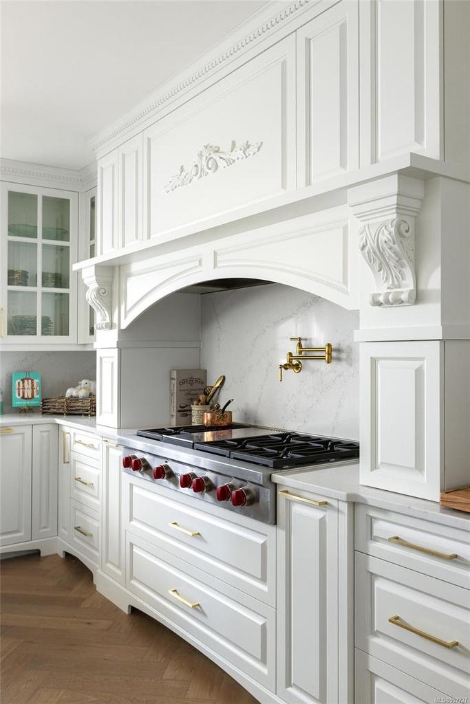 1708 Woodsend Dr, Saanich, BC