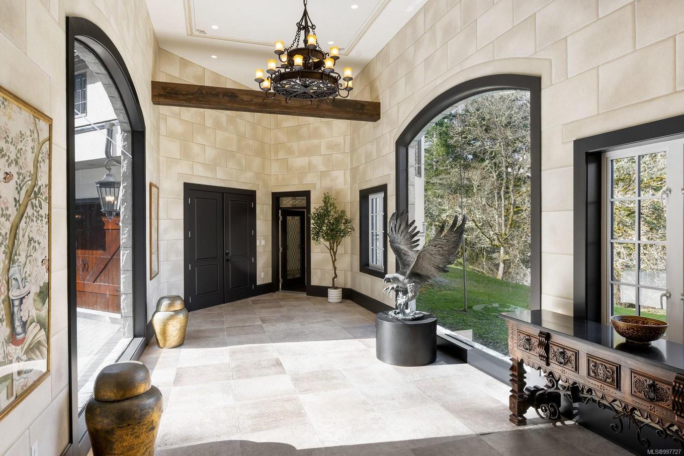 1708 Woodsend Dr, Saanich, BC