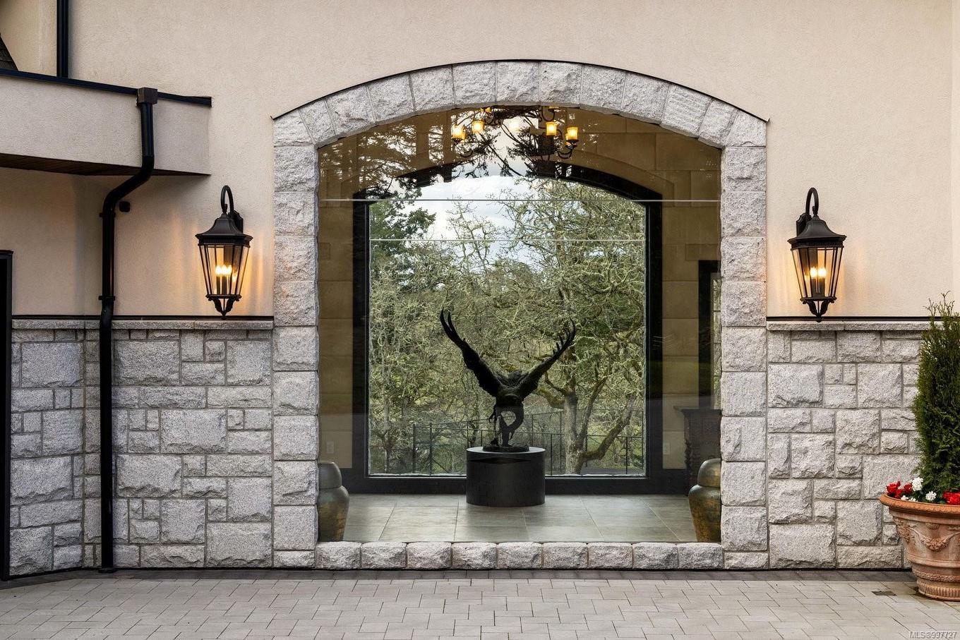 1708 Woodsend Dr, Saanich, BC