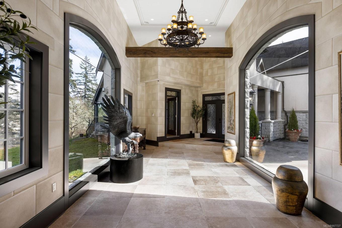 1708 Woodsend Dr, Saanich, BC