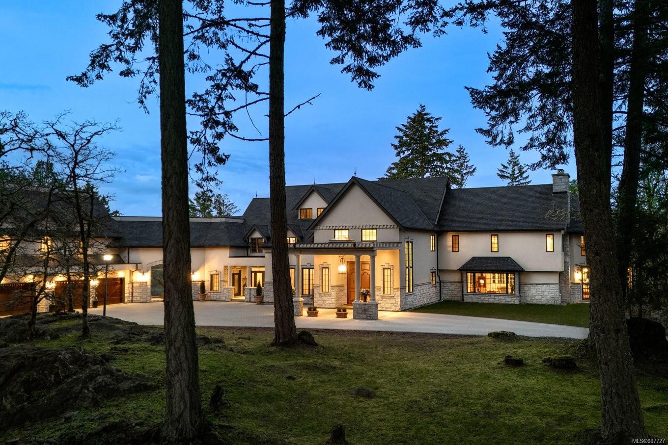 1708 Woodsend Dr, Saanich, BC