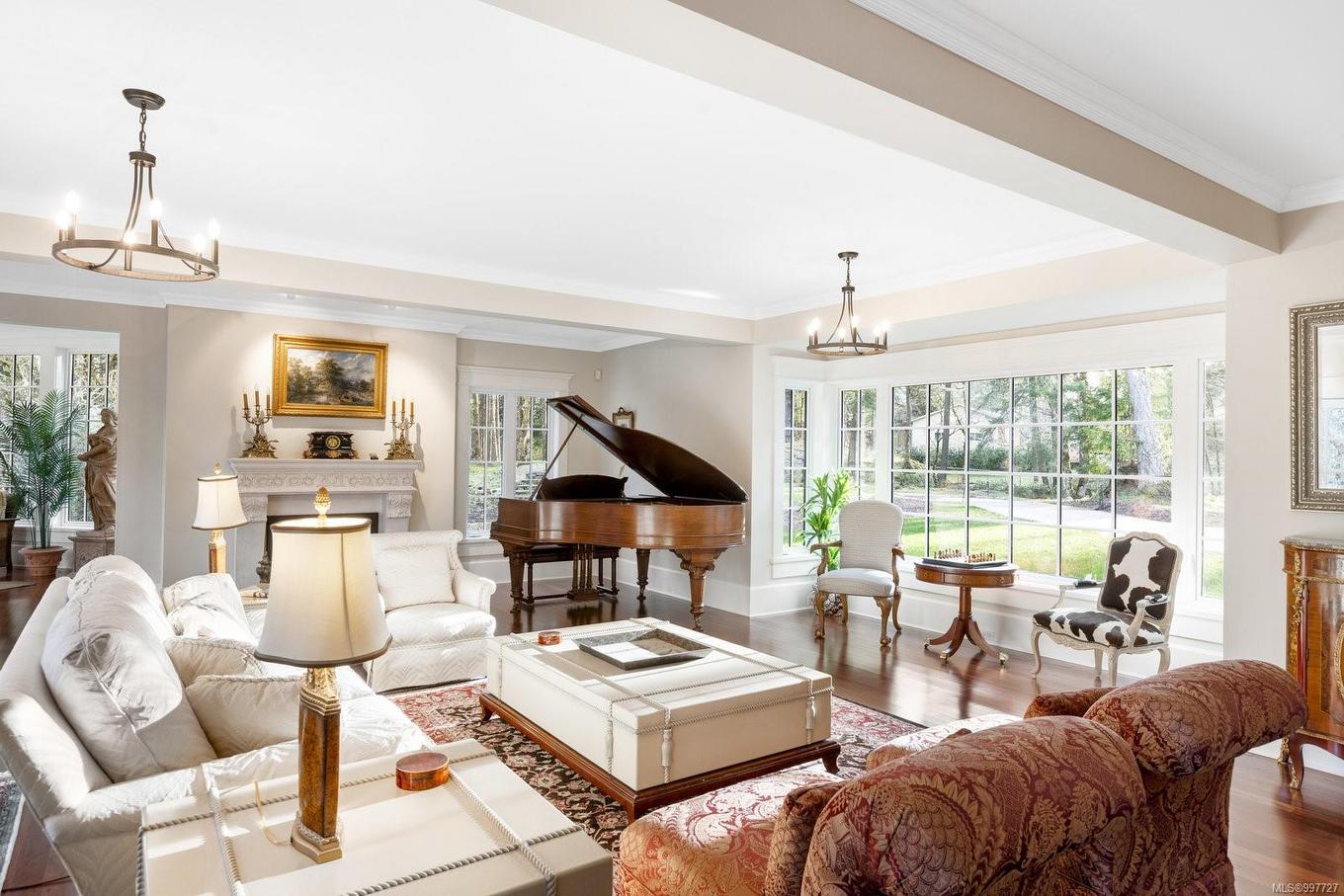 1708 Woodsend Dr, Saanich, BC