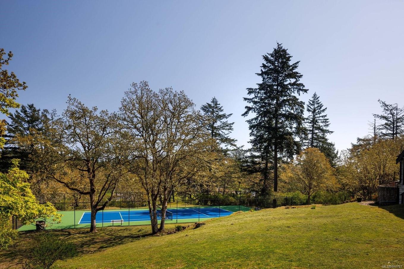 1708 Woodsend Dr, Saanich, BC