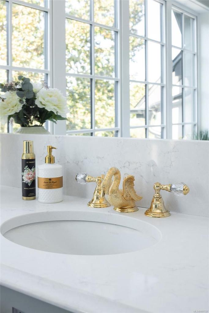 1708 Woodsend Dr, Saanich, BC