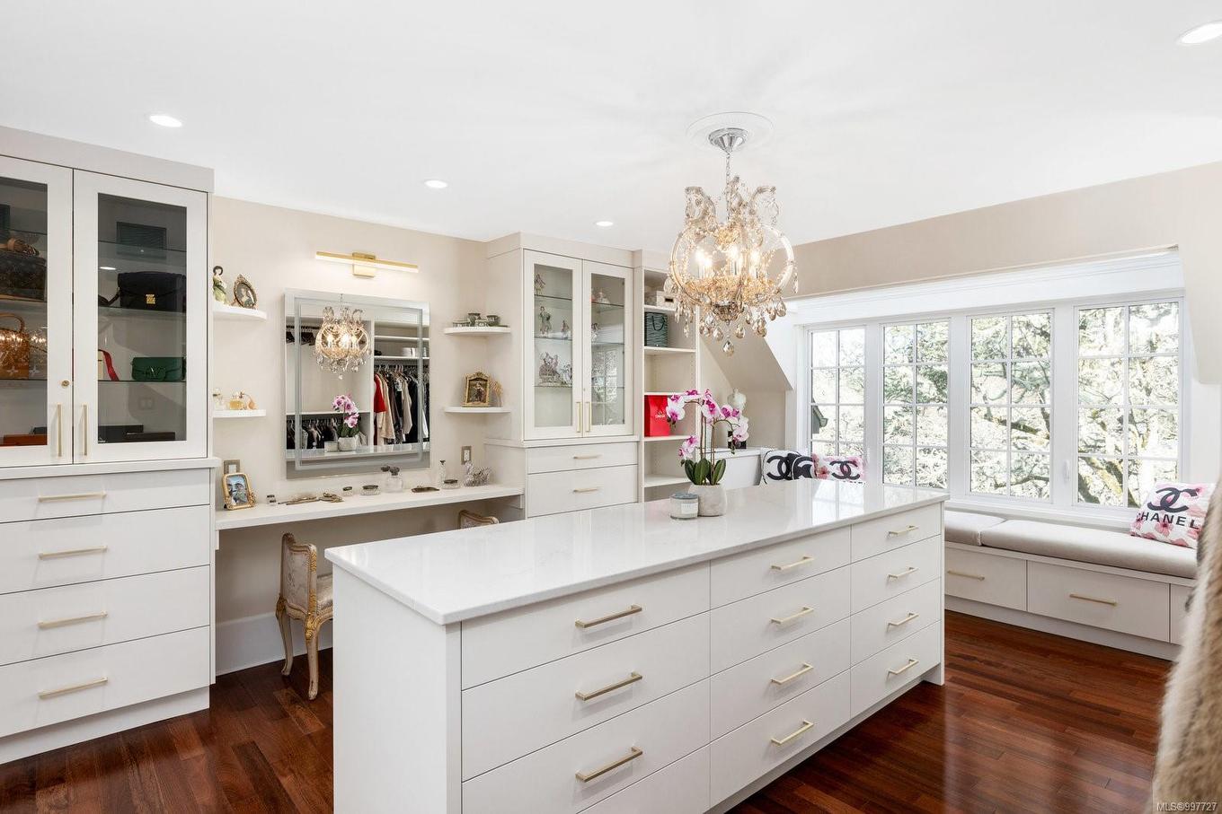 1708 Woodsend Dr, Saanich, BC