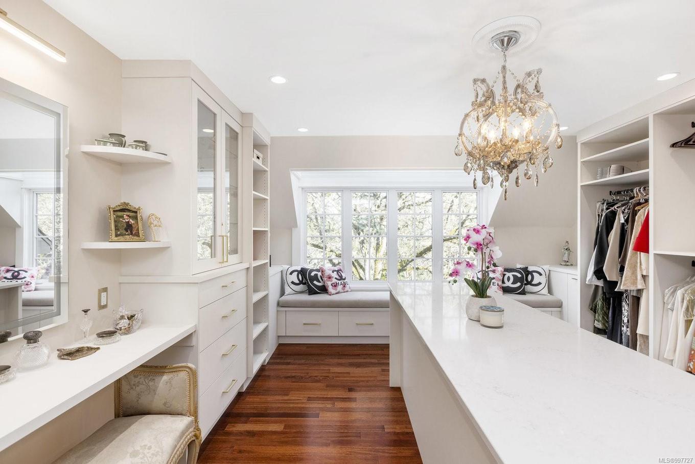 1708 Woodsend Dr, Saanich, BC