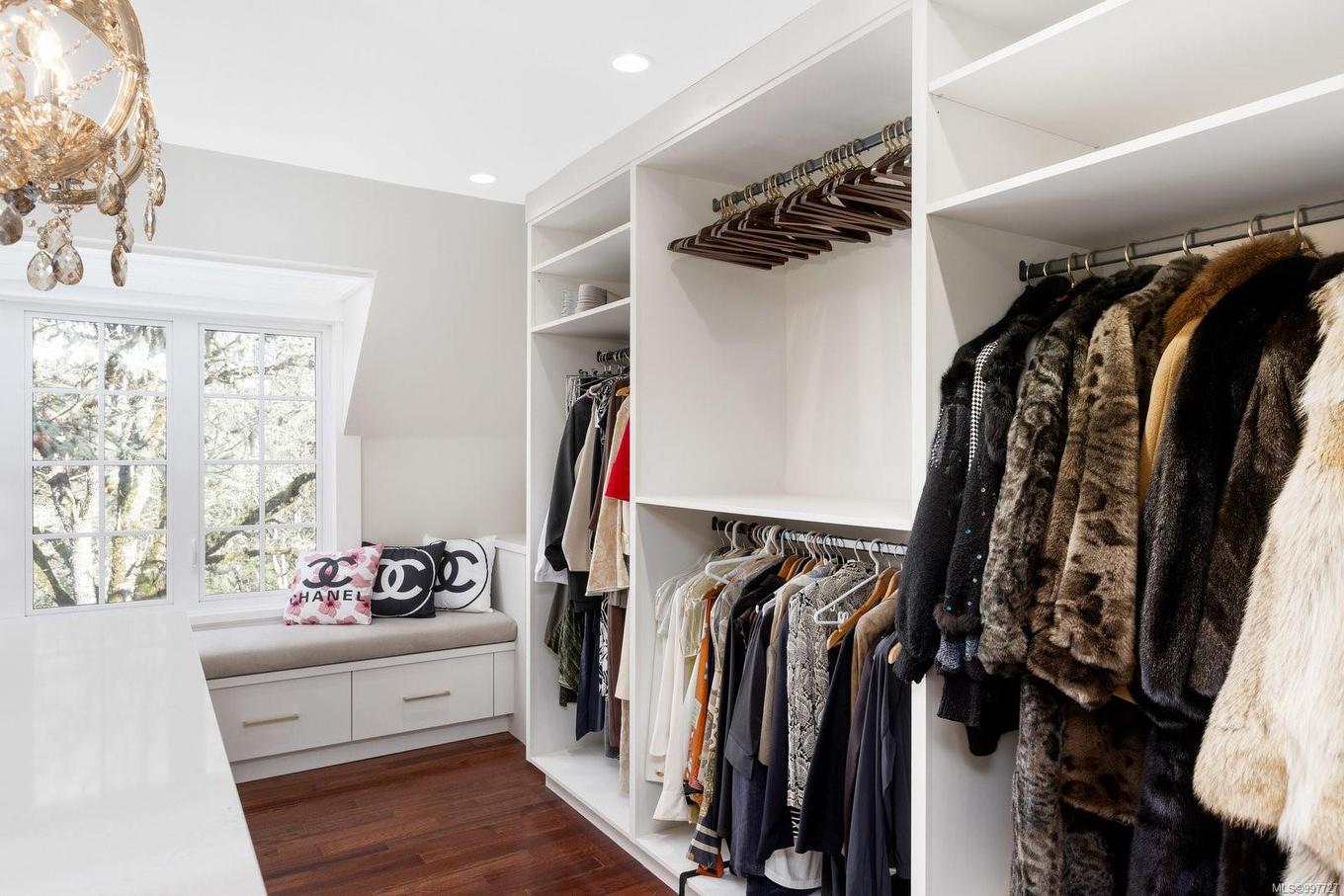 1708 Woodsend Dr, Saanich, BC