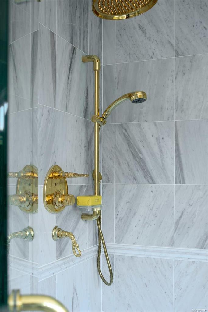 1708 Woodsend Dr, Saanich, BC