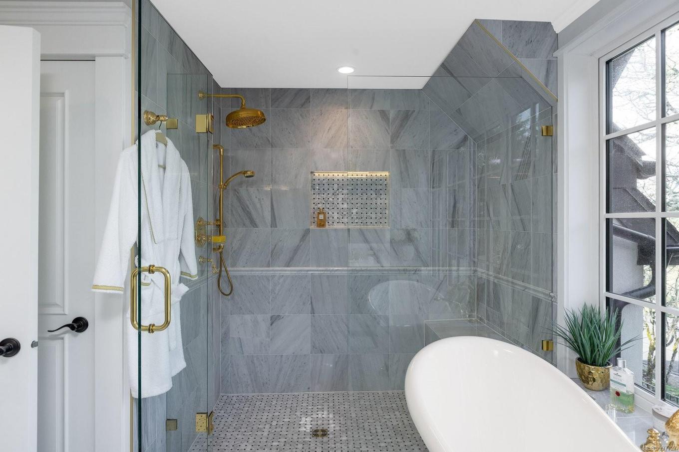 1708 Woodsend Dr, Saanich, BC