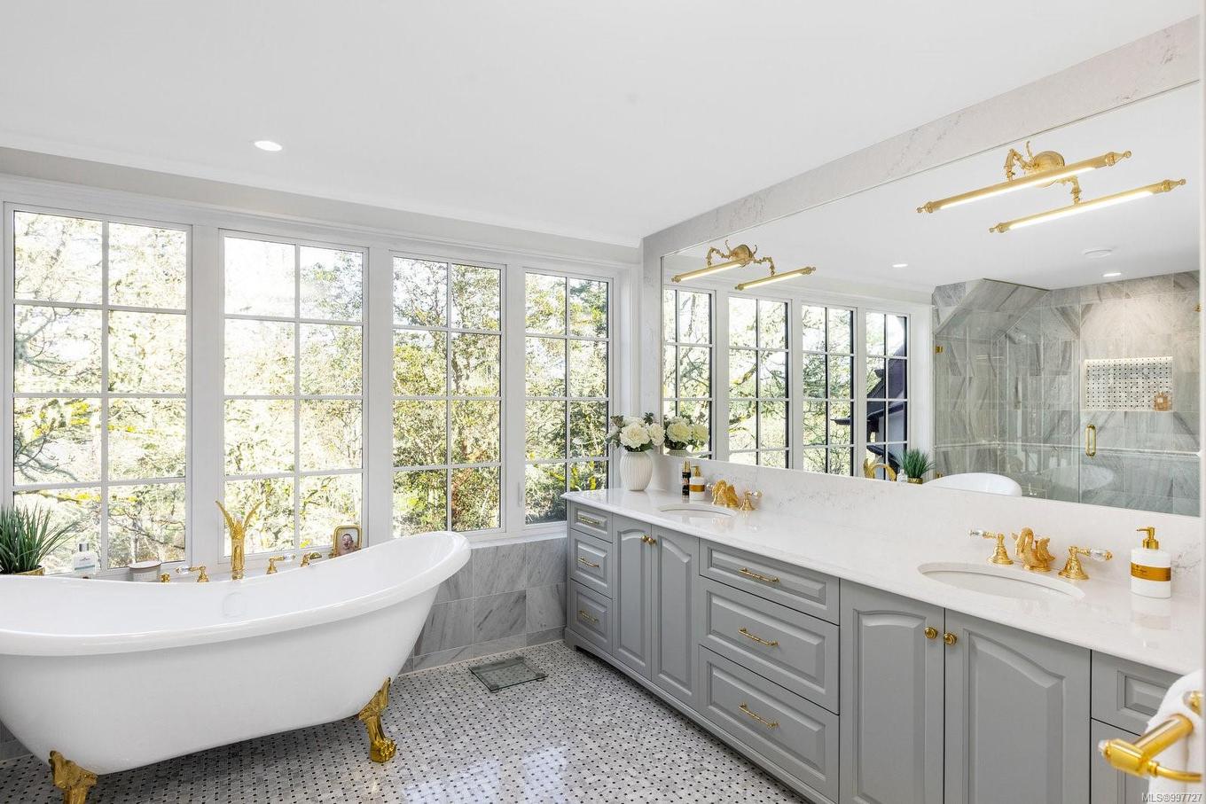 1708 Woodsend Dr, Saanich, BC