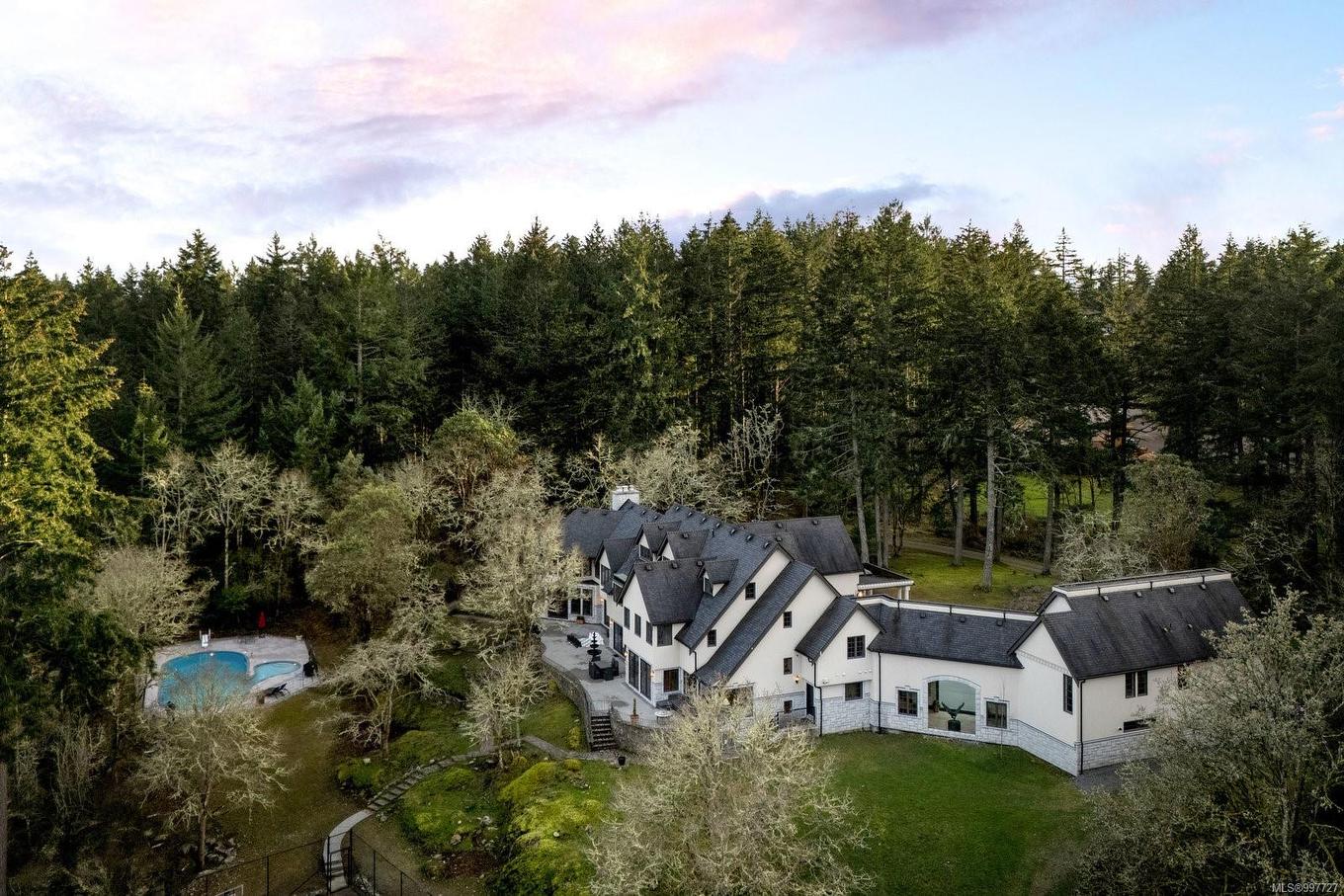 1708 Woodsend Dr, Saanich, BC