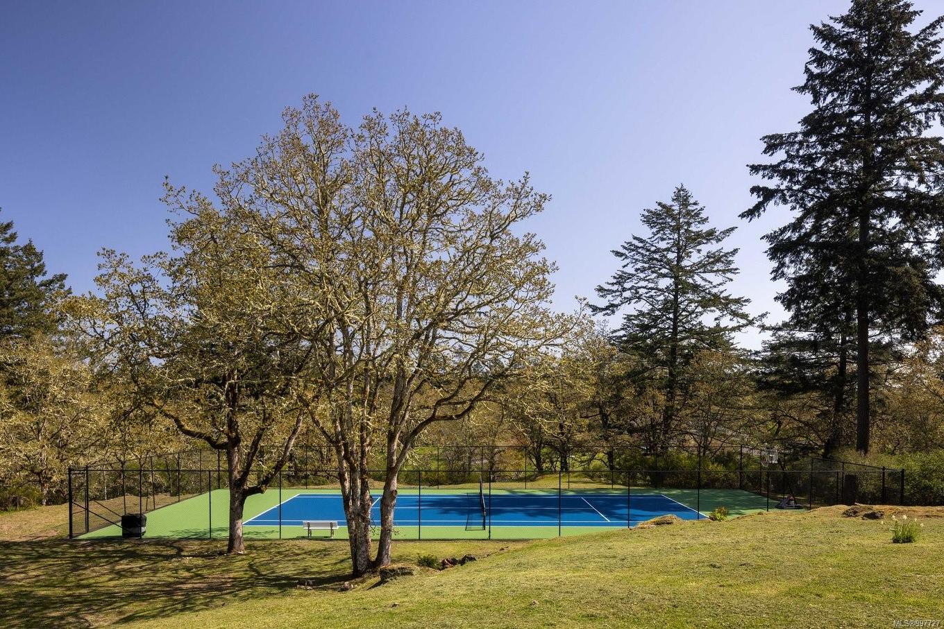 1708 Woodsend Dr, Saanich, BC