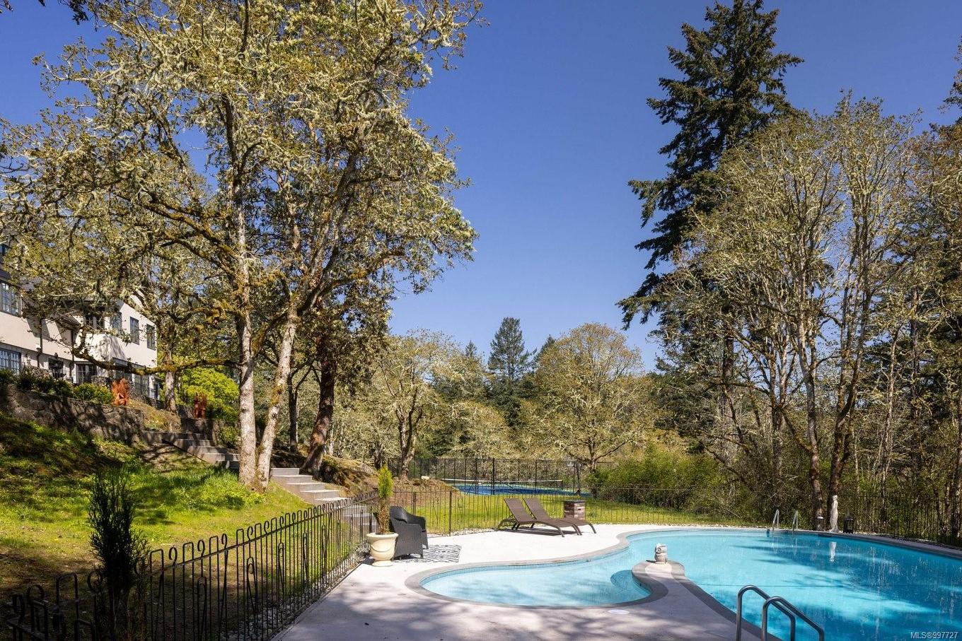 1708 Woodsend Dr, Saanich, BC