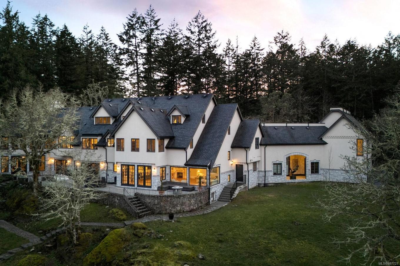 1708 Woodsend Dr, Saanich, BC