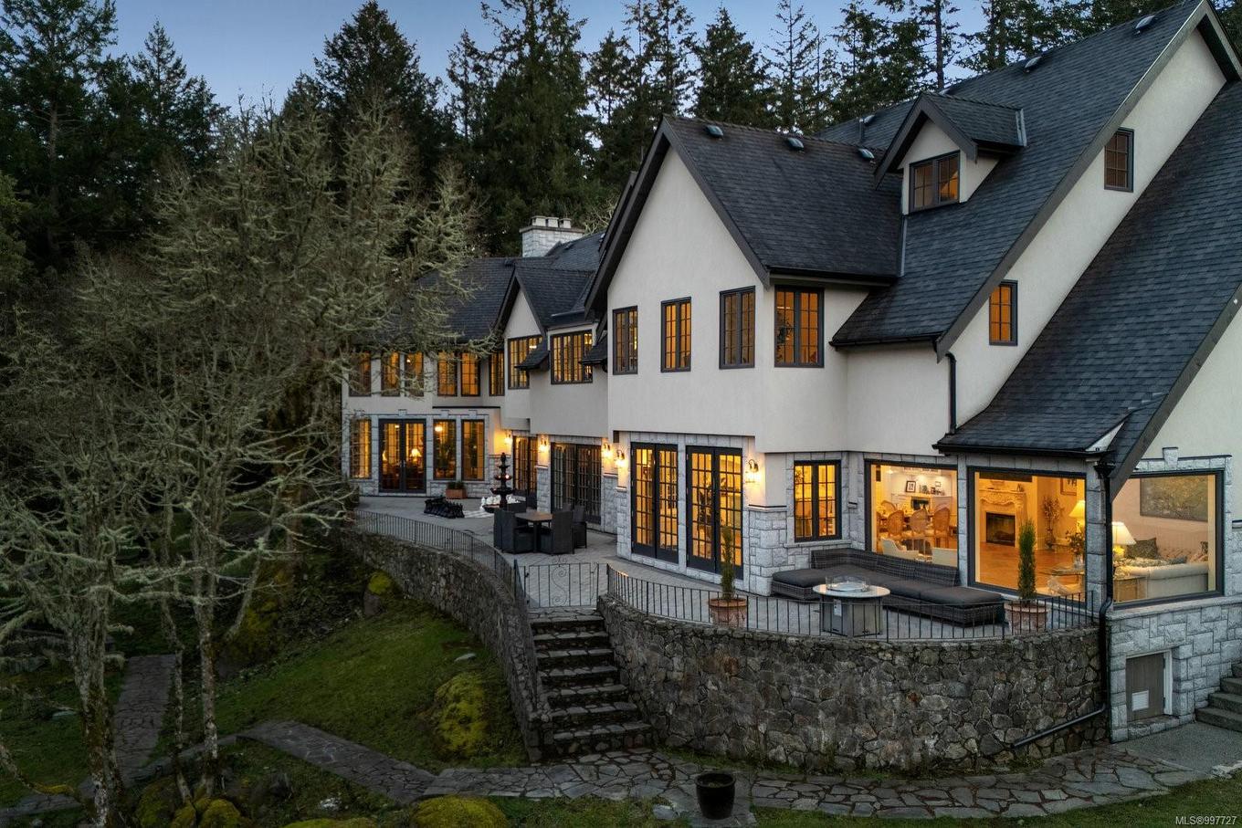 1708 Woodsend Dr, Saanich, BC