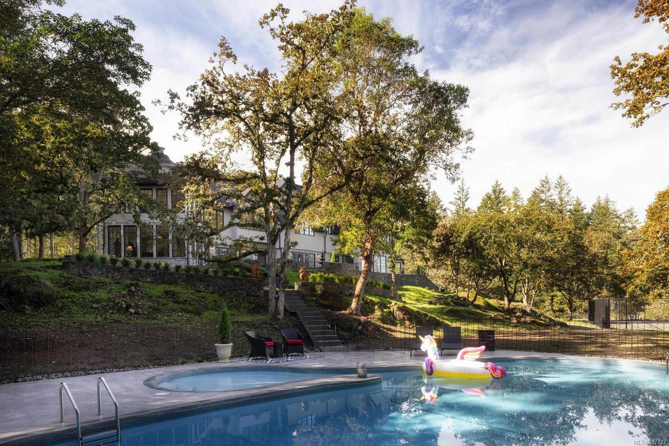 1708 Woodsend Dr, Saanich, BC