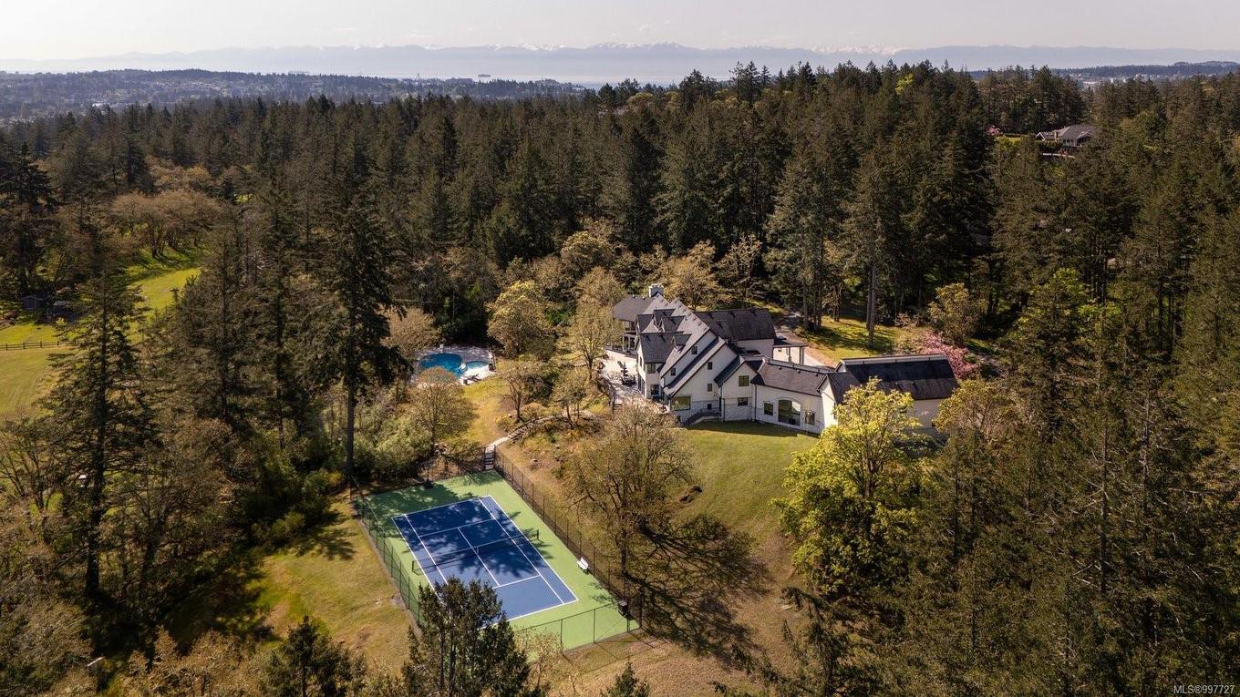 1708 Woodsend Dr, Saanich, BC