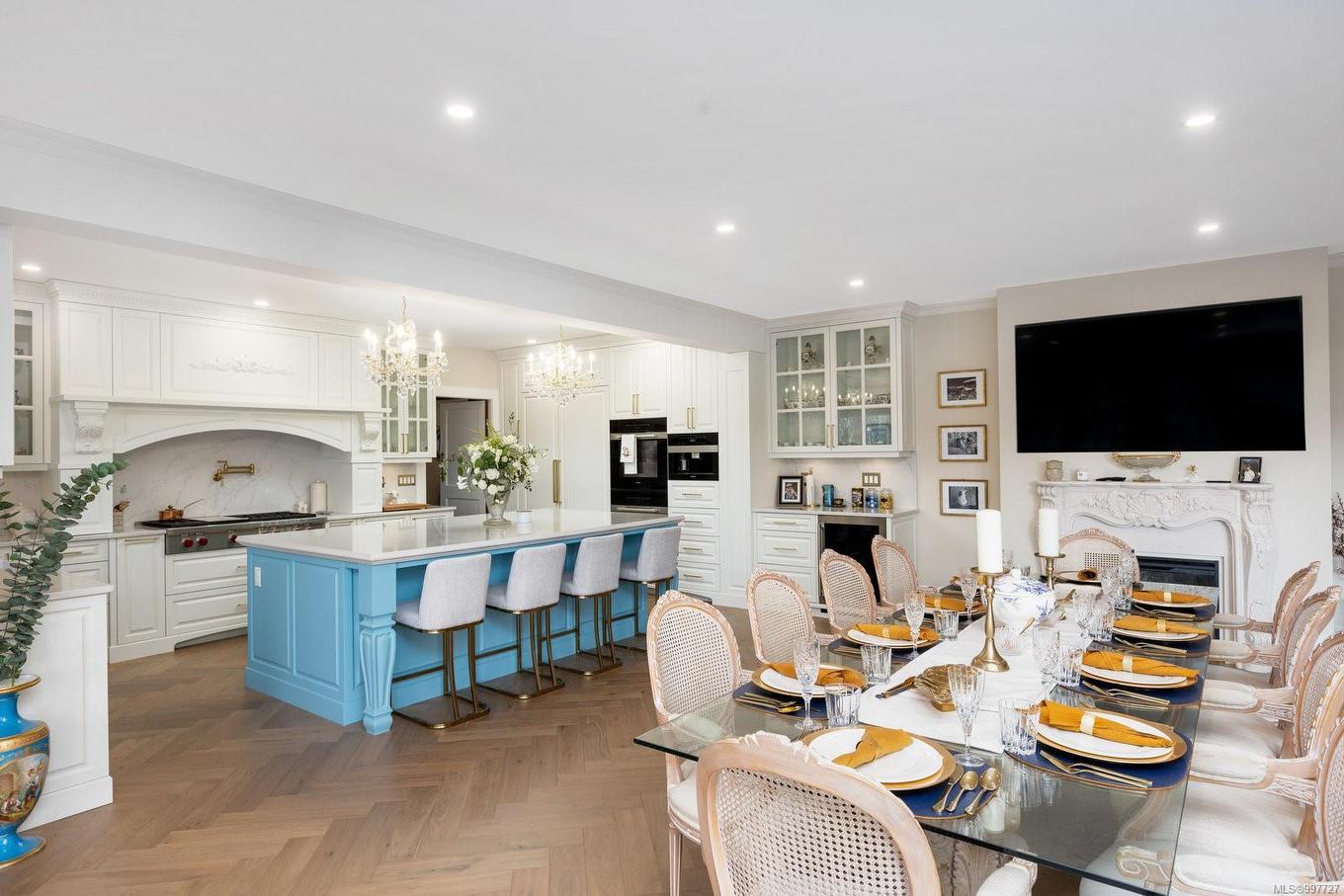 1708 Woodsend Dr, Saanich, BC