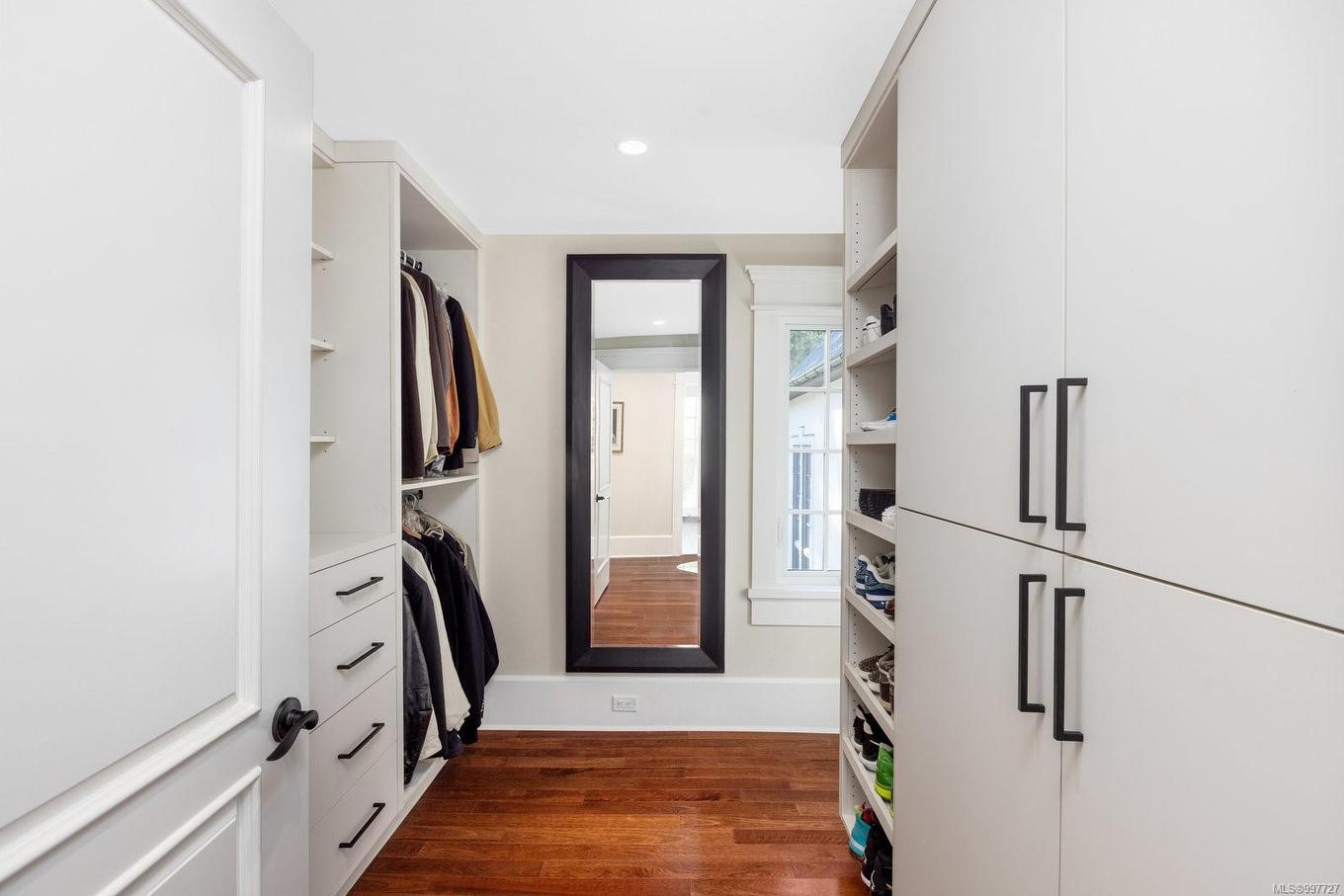 1708 Woodsend Dr, Saanich, BC