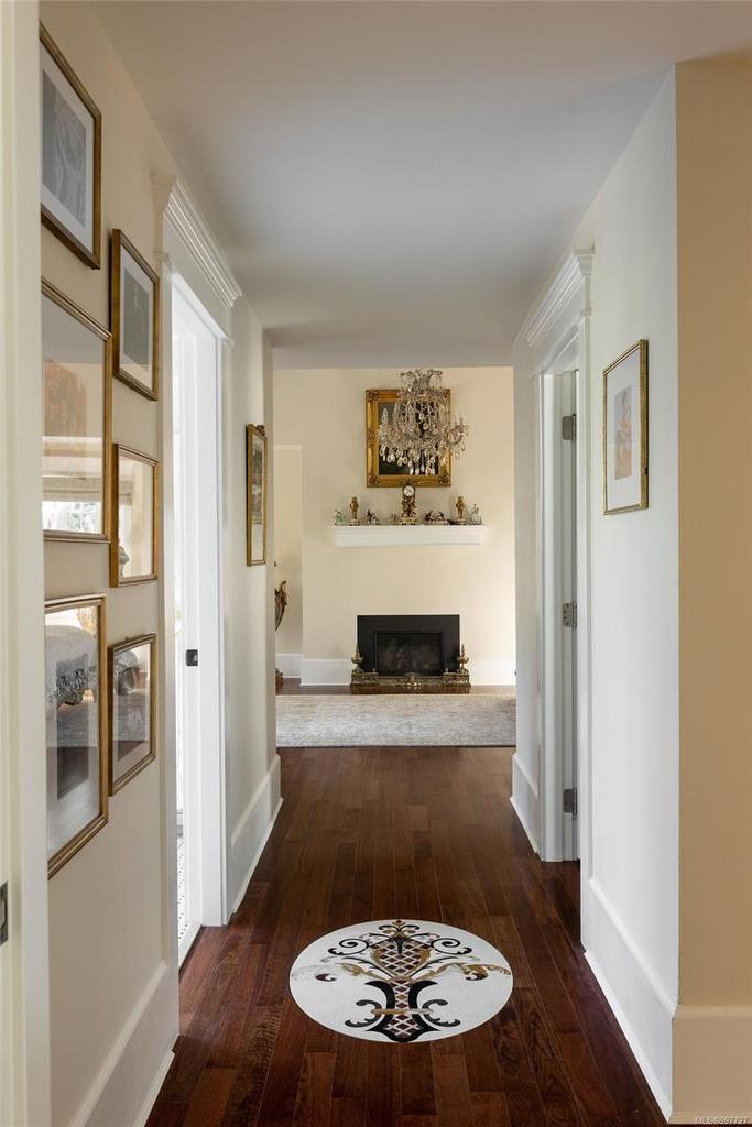 1708 Woodsend Dr, Saanich, BC