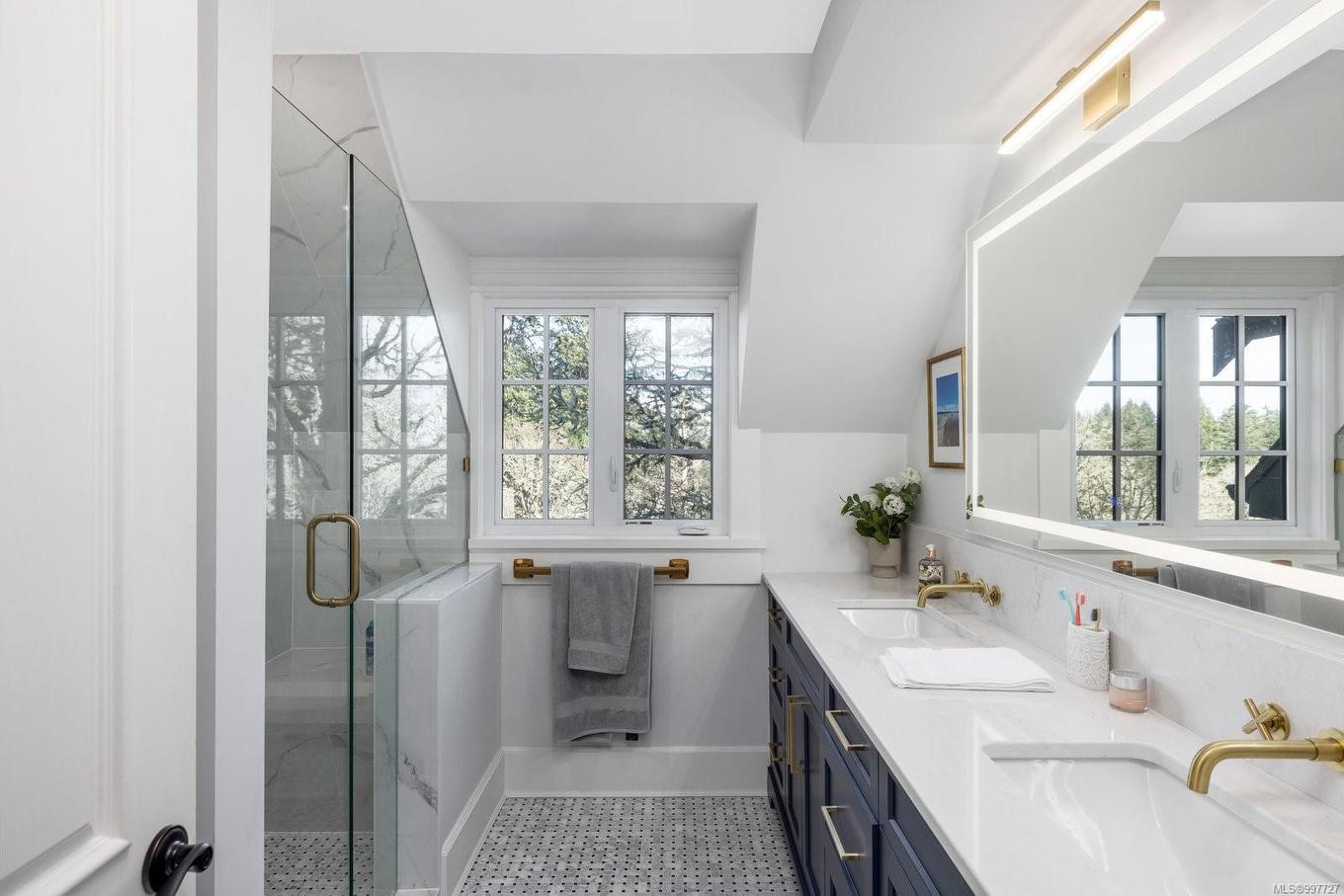 1708 Woodsend Dr, Saanich, BC