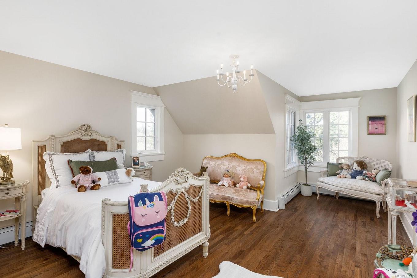 1708 Woodsend Dr, Saanich, BC