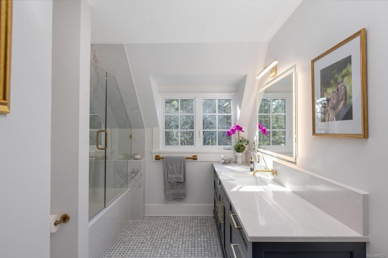 1708 Woodsend Dr, Saanich, BC