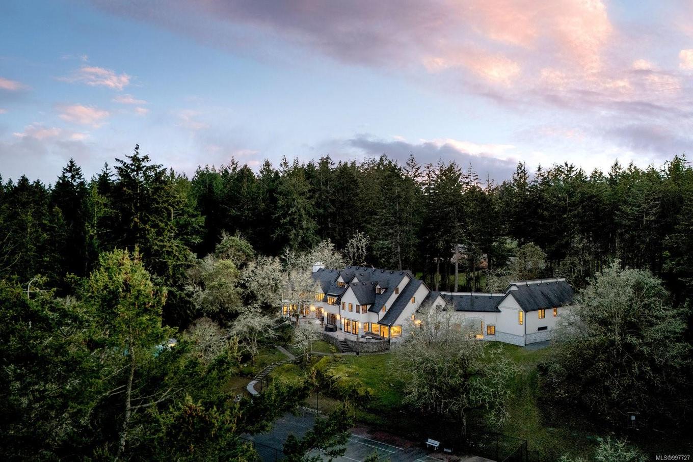 1708 Woodsend Dr, Saanich, BC