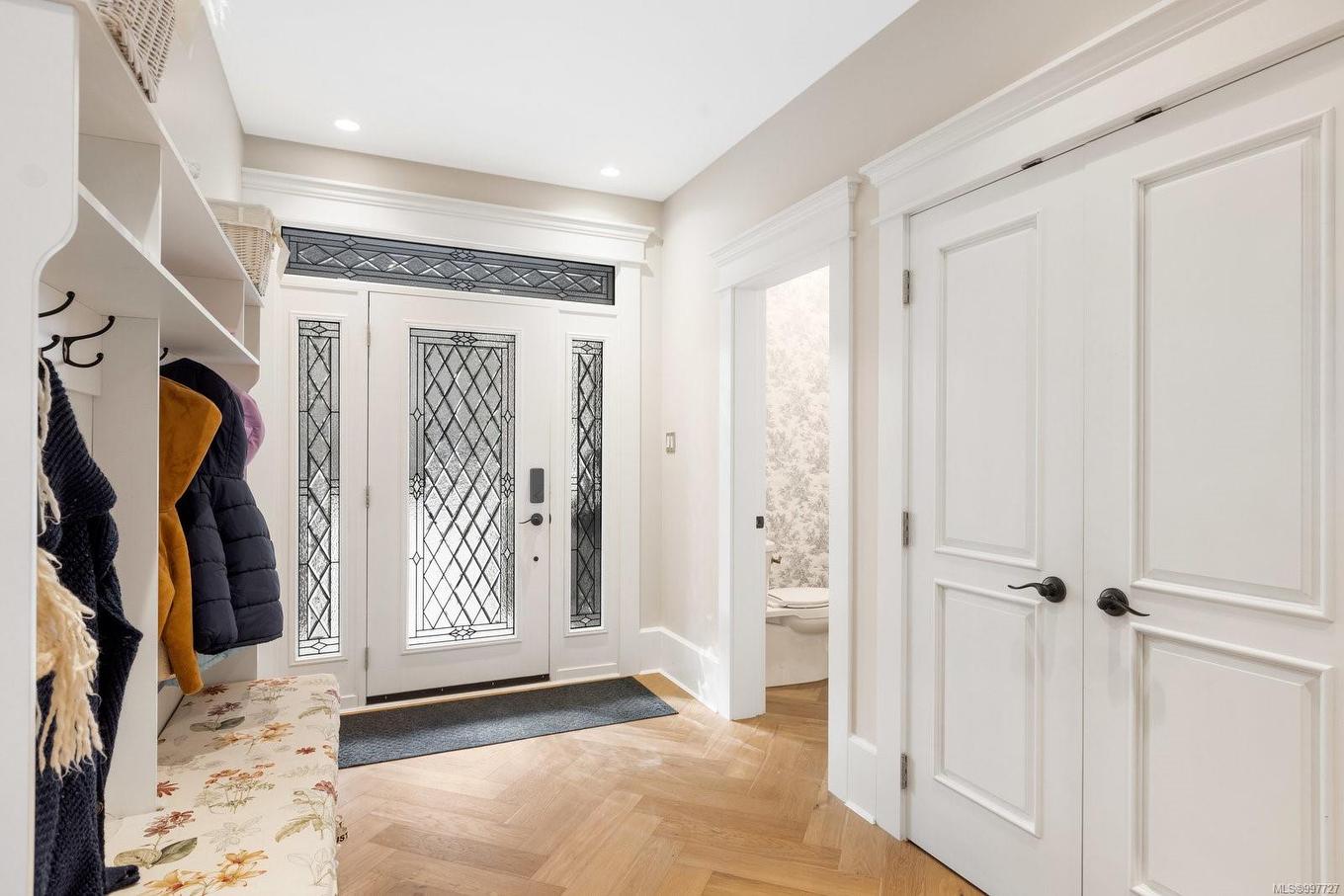 1708 Woodsend Dr, Saanich, BC