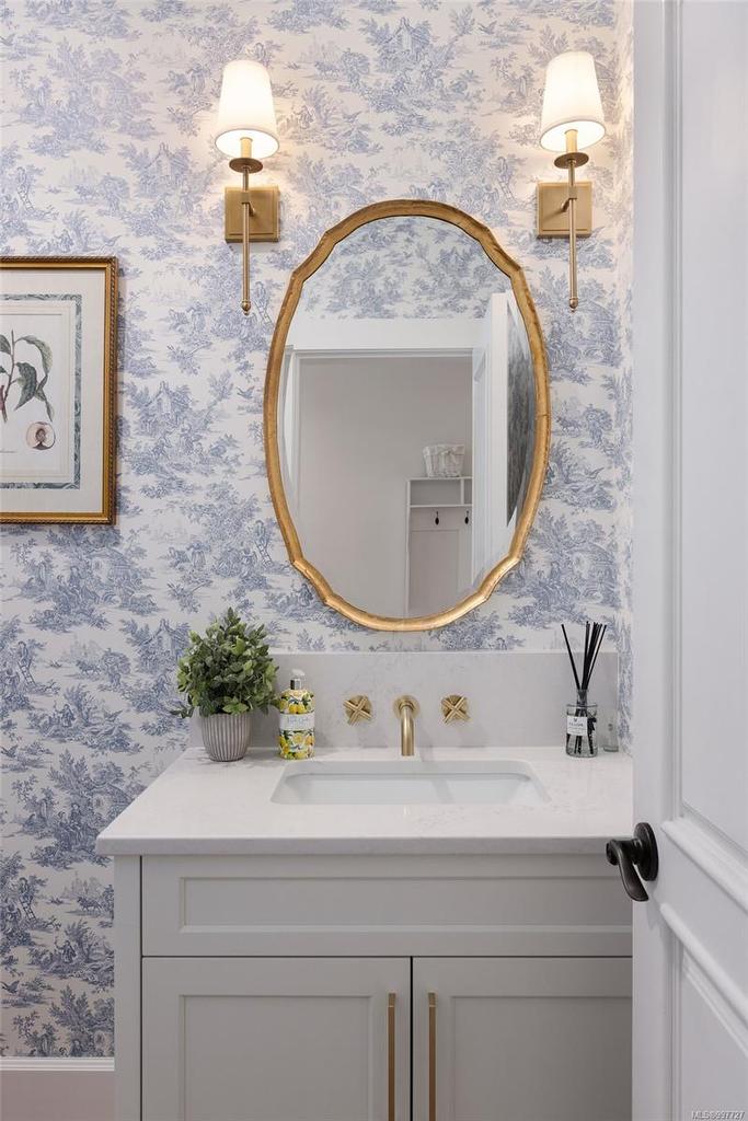 1708 Woodsend Dr, Saanich, BC