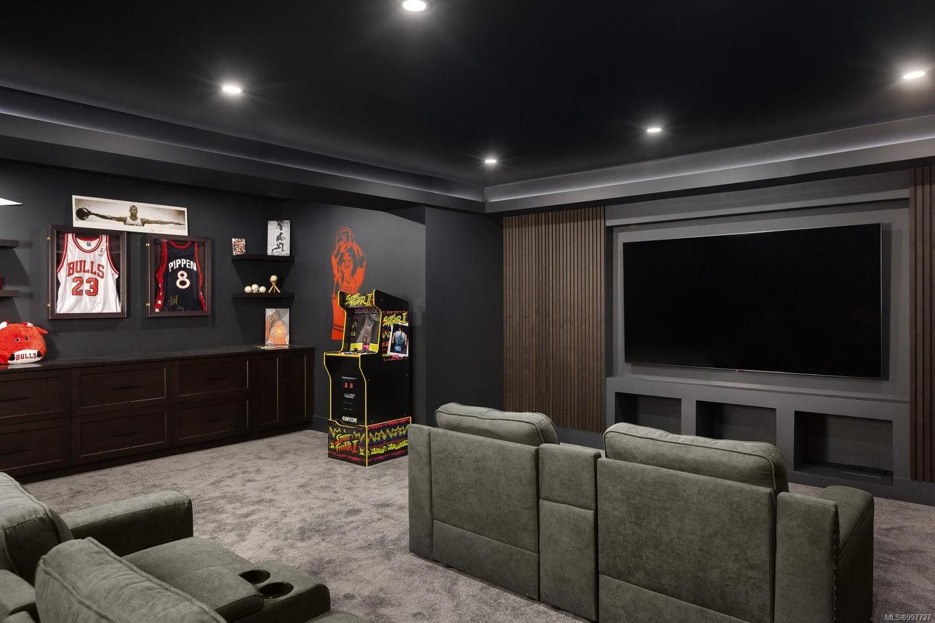 1708 Woodsend Dr, Saanich, BC